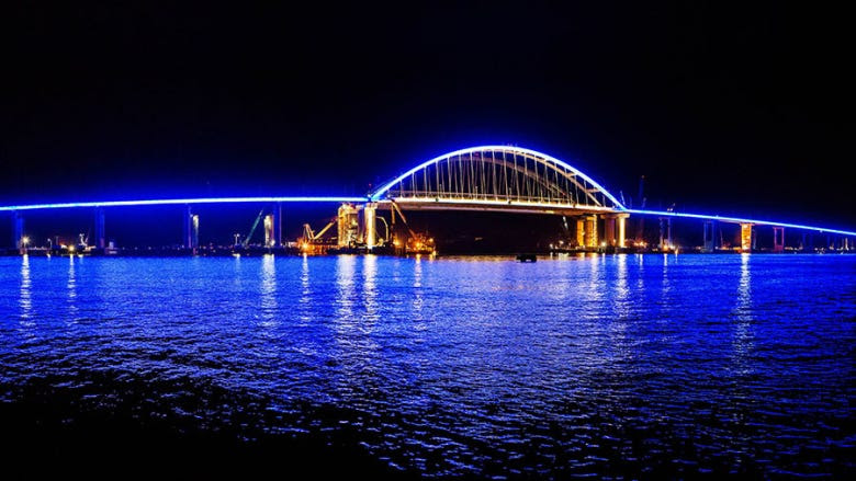Krimin silta yöllä.